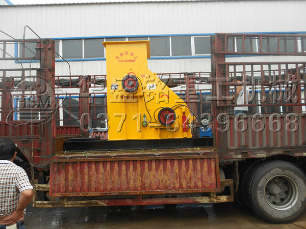 1000x700雙級(jí)粉碎機(jī)發(fā)貨現(xiàn)場.jpg