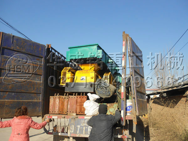 對輥破碎機和兩臺直線篩發(fā)貨現場7.jpg